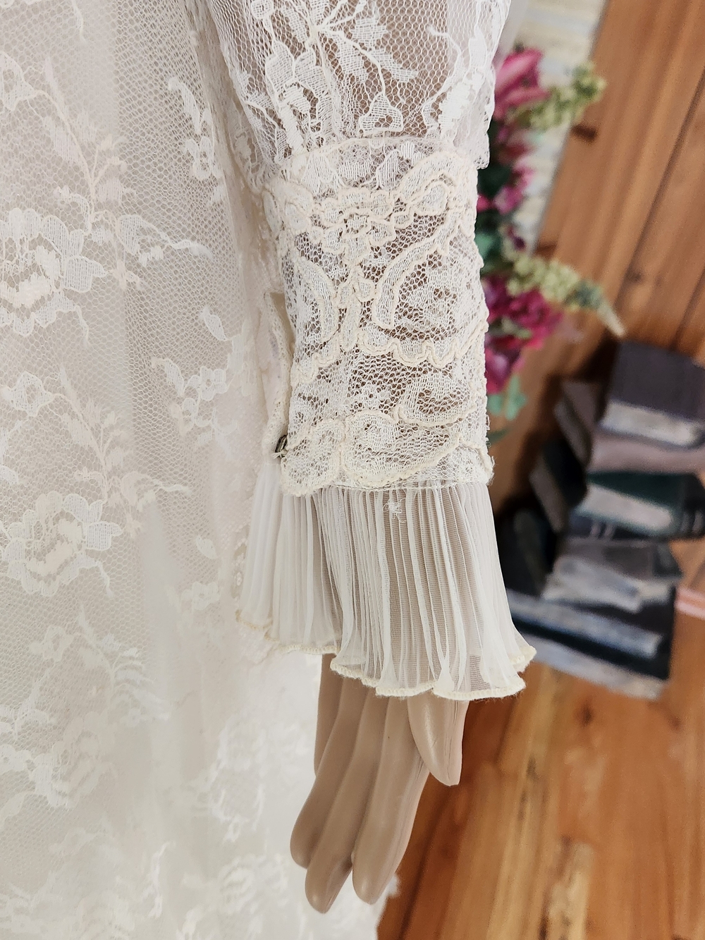 Rare 1960s Victorian Lace Wedding Set: Rose Detail Hat, Veil & Bustled Gown - Picture 13 of 16